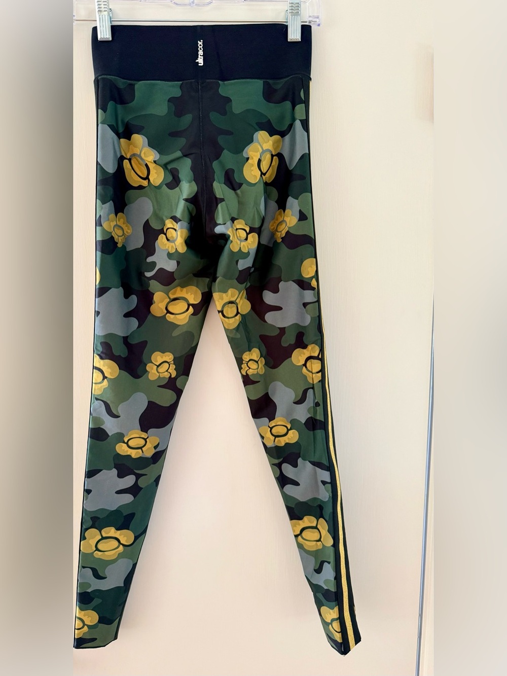 Ultracor Floral Camo Gold Stripe Leggings 
Size L